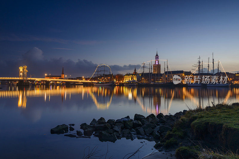 荷兰Overijssel Kampen的天际线的夜景